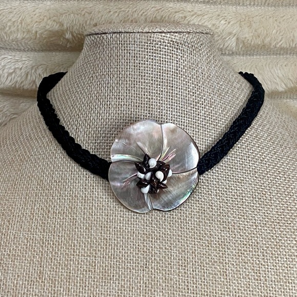 Jewelry - Vintage Mother Of Pearl Hand Carved Tahitian Pendant Choker Necklace